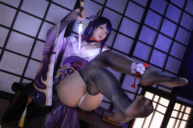 Chiêm ngưỡng cosplay Raiden Shogun sexy trong bộ đồ nấu ăn