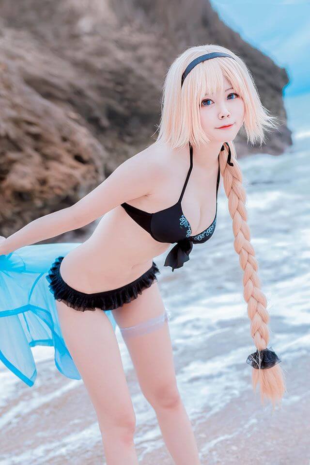 Cosplay Jeanne d'Arc trắng đen siêu sexy trong Fate/Grand Order