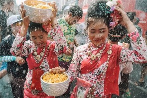 Hàng trăm người té nước đến mất mạng trong lễ hội Songkran ở Thái Lan