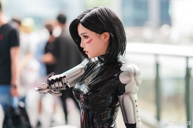 Ngẩn ngơ trước độ trong sáng của bộ cosplay Alita