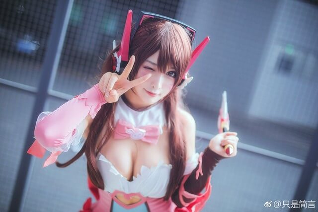 "Ngộp thở" trước sự quyến rũ của cosplay D.Va trong Overwatch