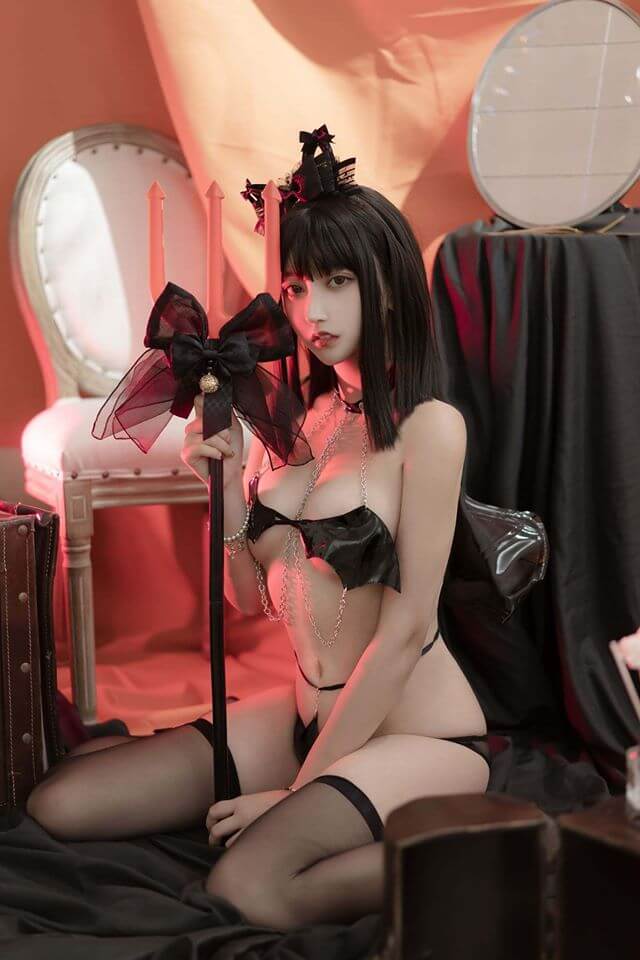 Nóng mắt với cosplay Succubus đầy vẻ gợi đòn của 过期米线线喵