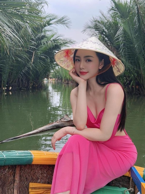 Hot girl 'Quỳnh Kool diện váy cắt xẻ táo bạo, khoe lưng trần