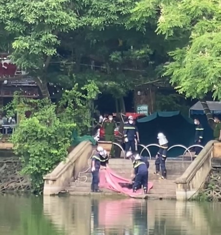 Người dân vây xem trục vớt thi thể thiếu nữ đeo balo chứa gạch ở hồ Láng Thượng