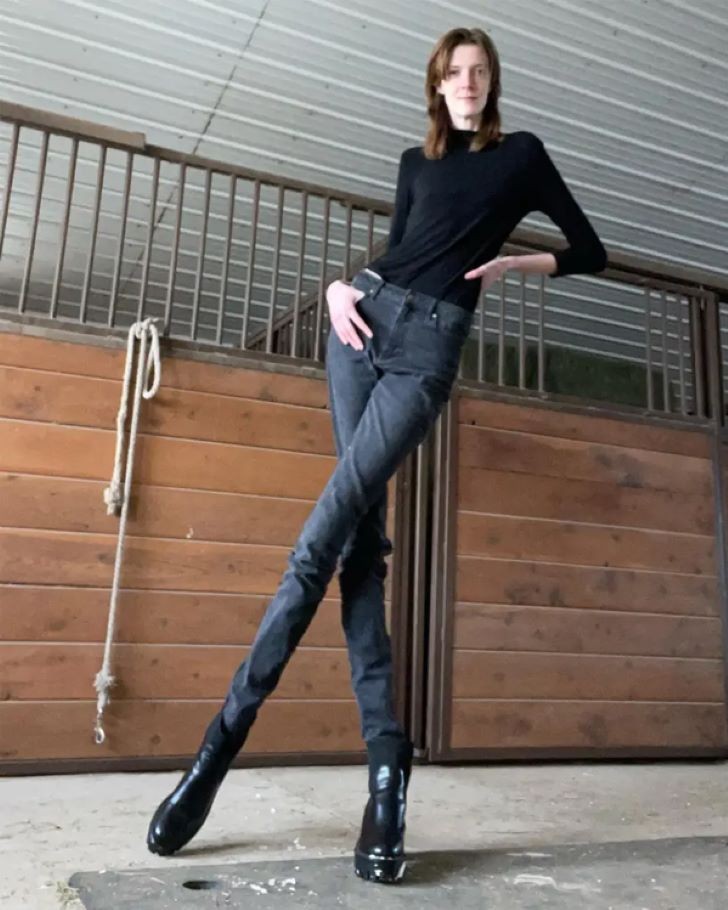 Gu chọn người yêu của cô gái sở hữu đôi chân 1m35 dài nhất thế giới gây bất ngờ!