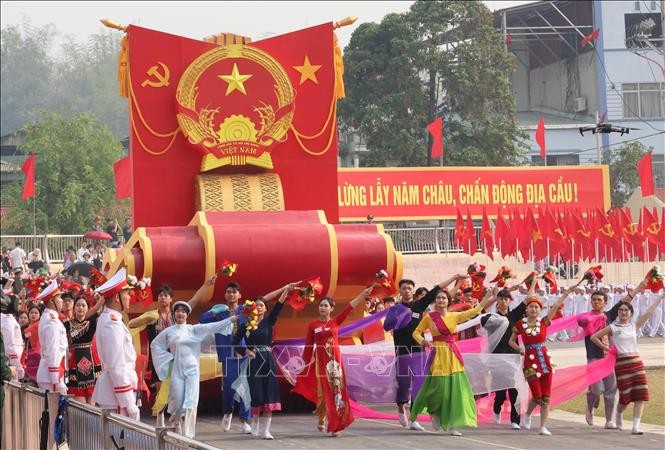 Chờ xem diễu binh tại Điện Biên Phủ, hàng người cùng hát vang 'Việt Nam Hồ Chí Minh'